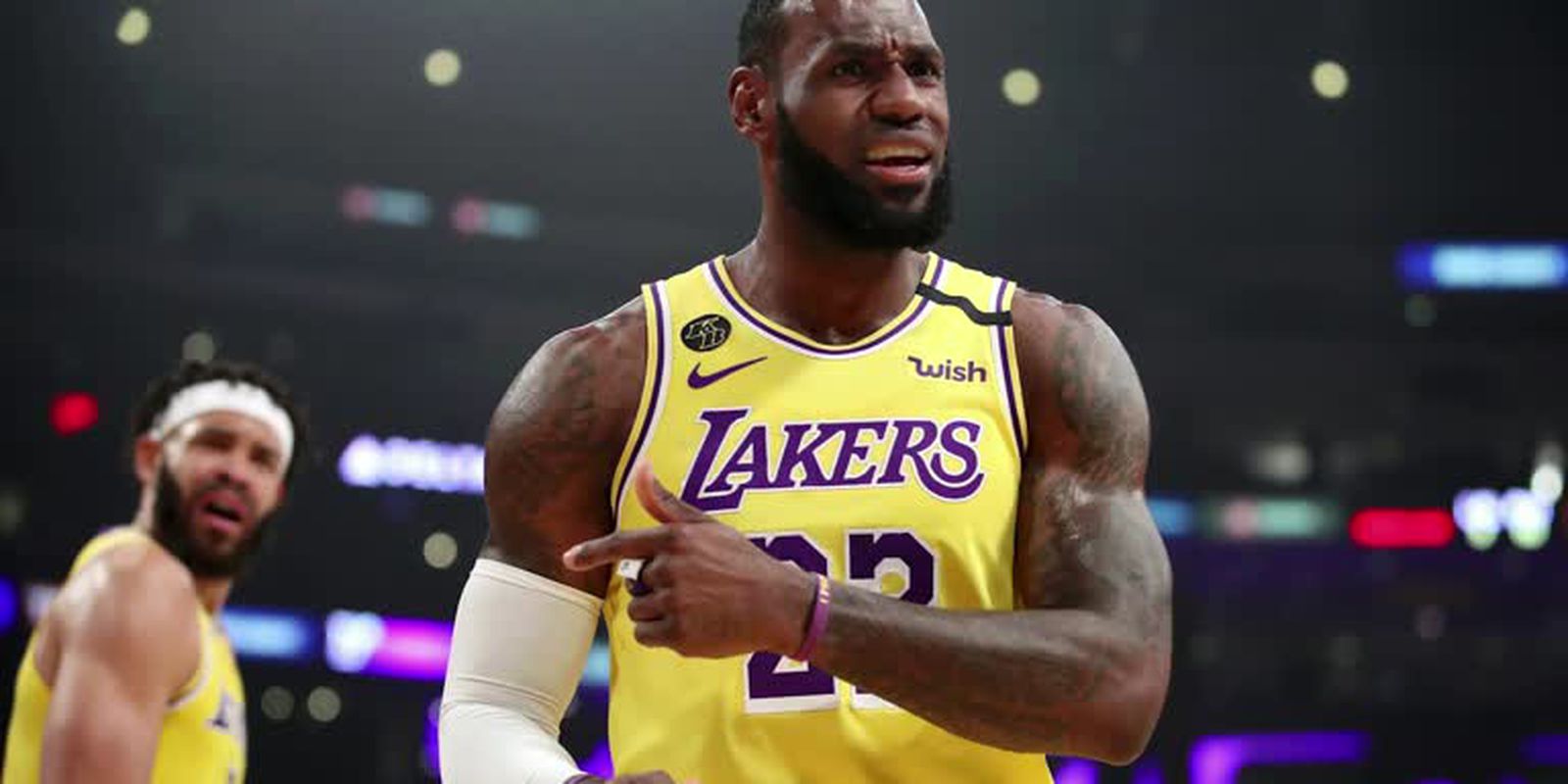 NBA: LEBRON JAMES  Faz ejectar  dos  FÃS