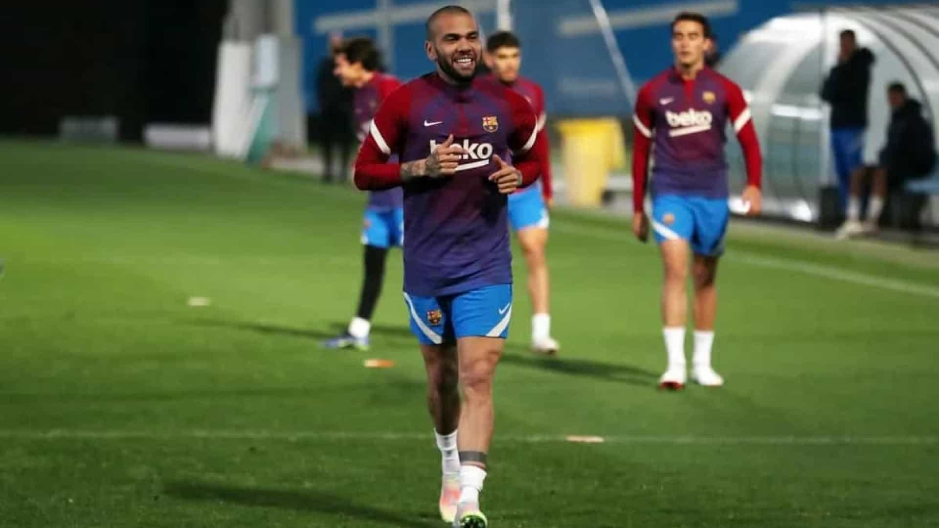 FC Barcelona: Daniel Alves treina pela primeira vez na volta ao Barcelona