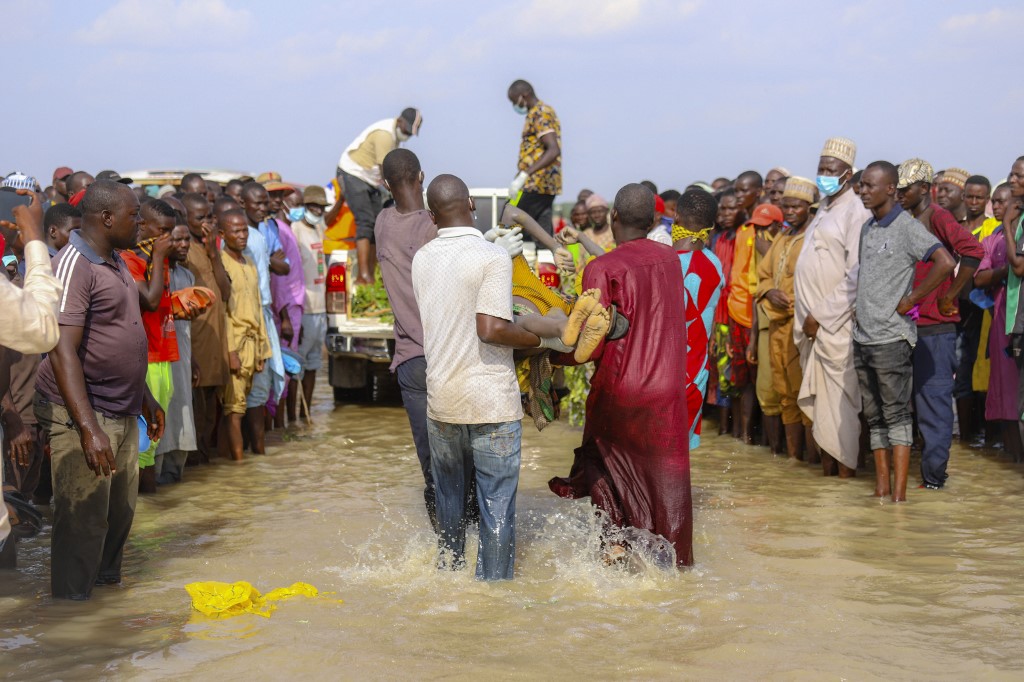 Barco que transporta estudantes nigerianos afunda e pelo menos 29 morrem