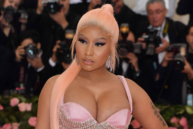 Famosos: Nicki Minaj posa completamente nua segurando um bolo de aniversário