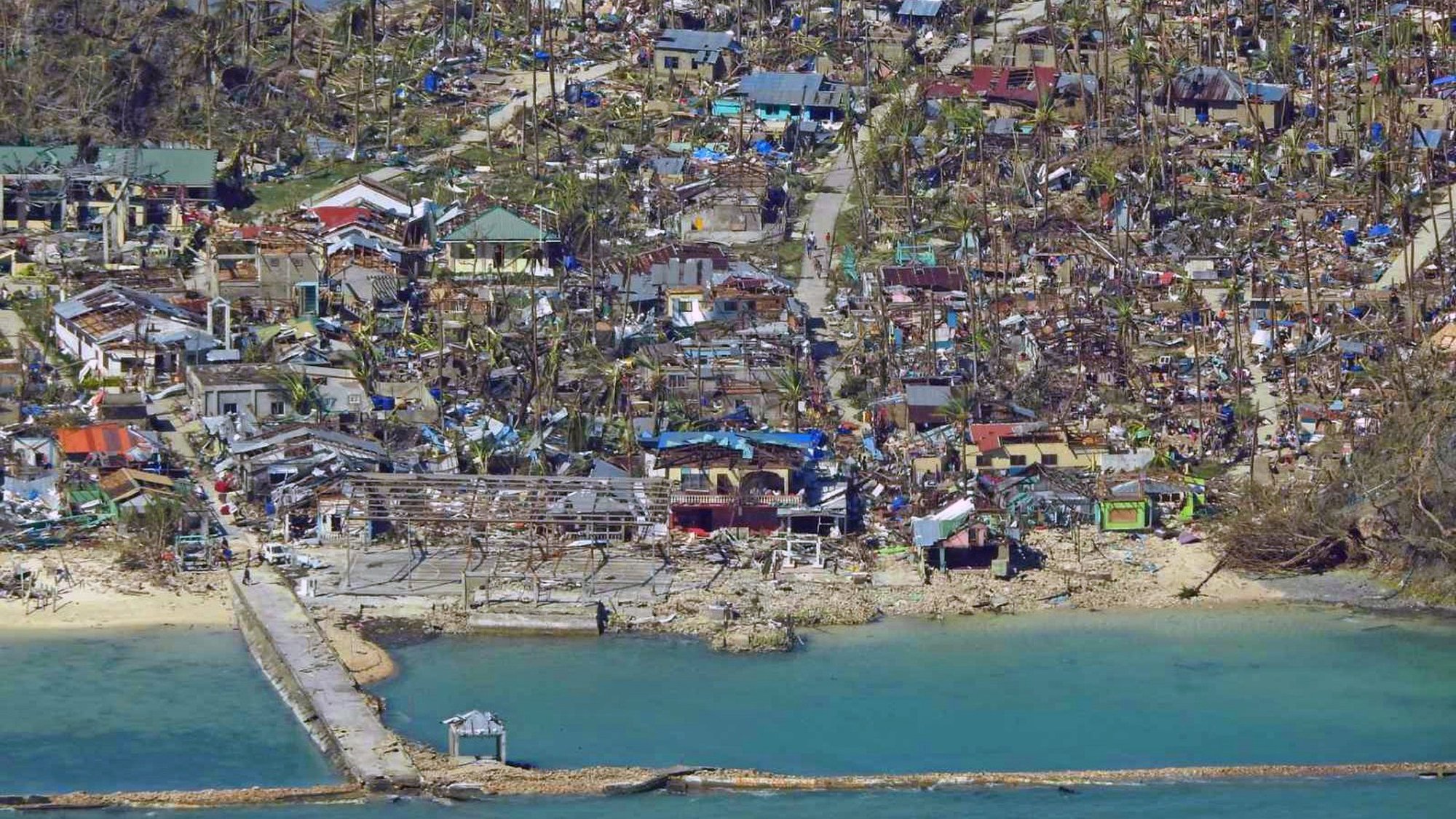 Asia: Após o tufão Rai atingir as Filipinas, a « carnificina completa » na costa e o número de mortos sobe para mais de 375