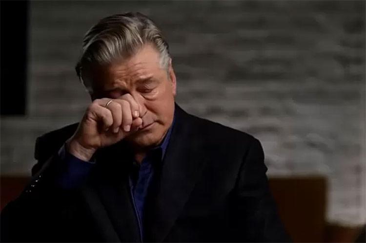 Famosos: Alec Baldwin afirma que não premiu o gatilho da arma que matou colega