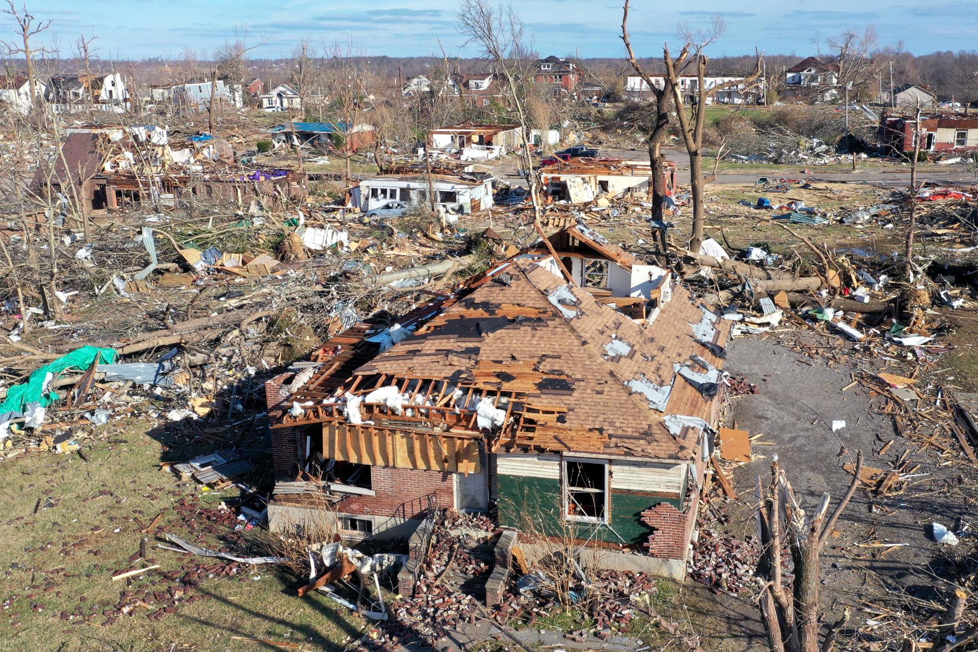 EUA: Paisagem americana devastada por tornados mortíferos no centro e sul dos EUA