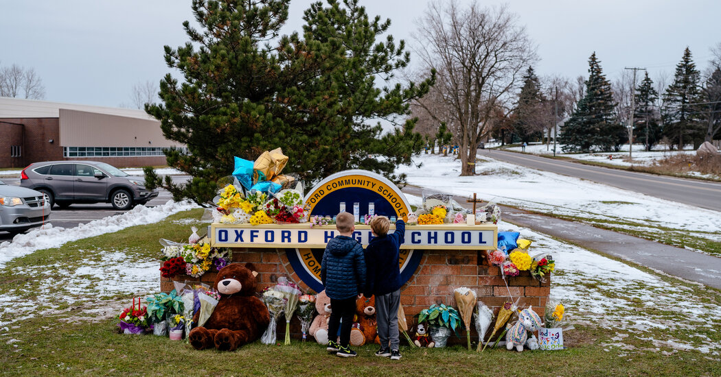 EUA: Tiroteio no liceu de Michigan,  pais de atiradores acusados de homicídio involuntário
