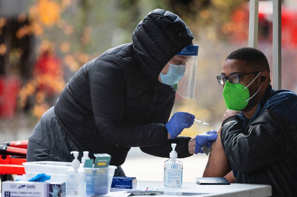 Mundo: Covid-19,  a variante Omicron começa a espalhar-se localmente nos EUA e no mundo