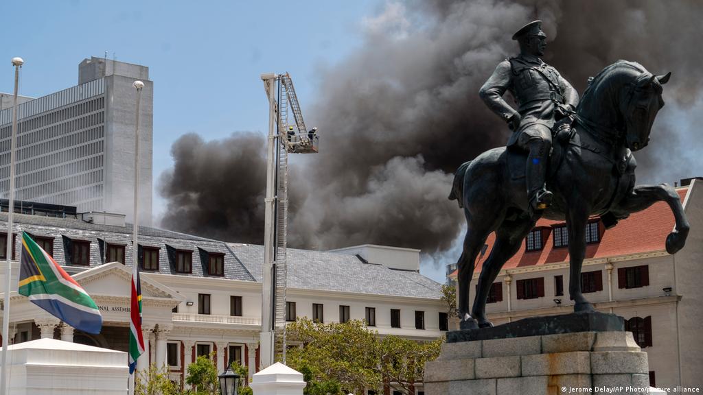 ÁFRICA DO SUL: Incêndio no parlamento sul-africano