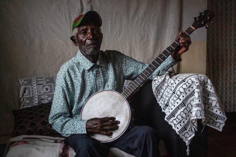 Celebridades: Giddes Chalamanda é um cantor malauiano de 92 anos de idade e uma estrela na TikTok sem o saber