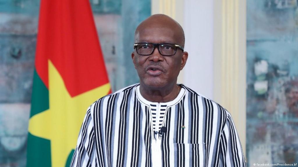 Burkina Faso: “Preocupado”, o partido do presidente derrubado pede a sua libertação “sem demora”.