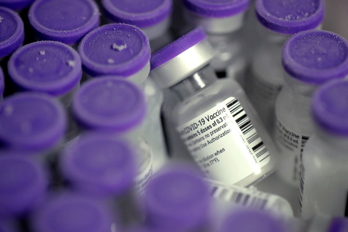 Covid: reservas de vacinas a acumular-se em todo o mundo