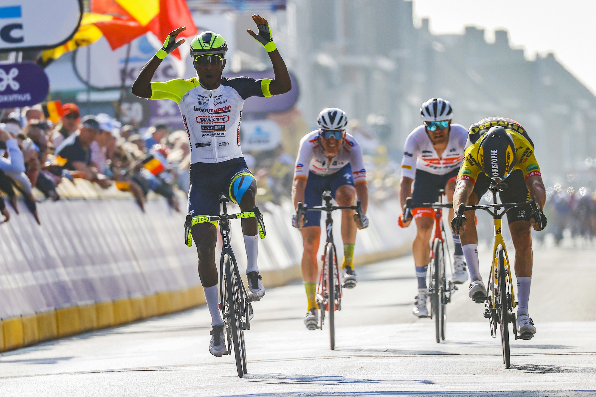 Ciclismo: Biniam Girmay torna-se o primeiro cavaleiro africano a ganhar um clássico flamengo