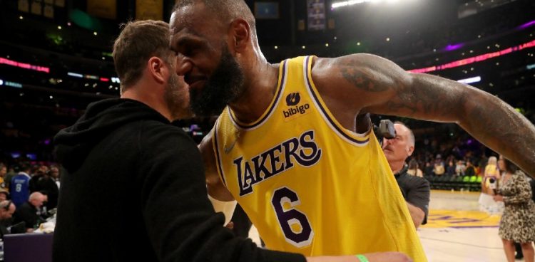 NBA: LeBron James, 56 pts para acordar os Lakers
