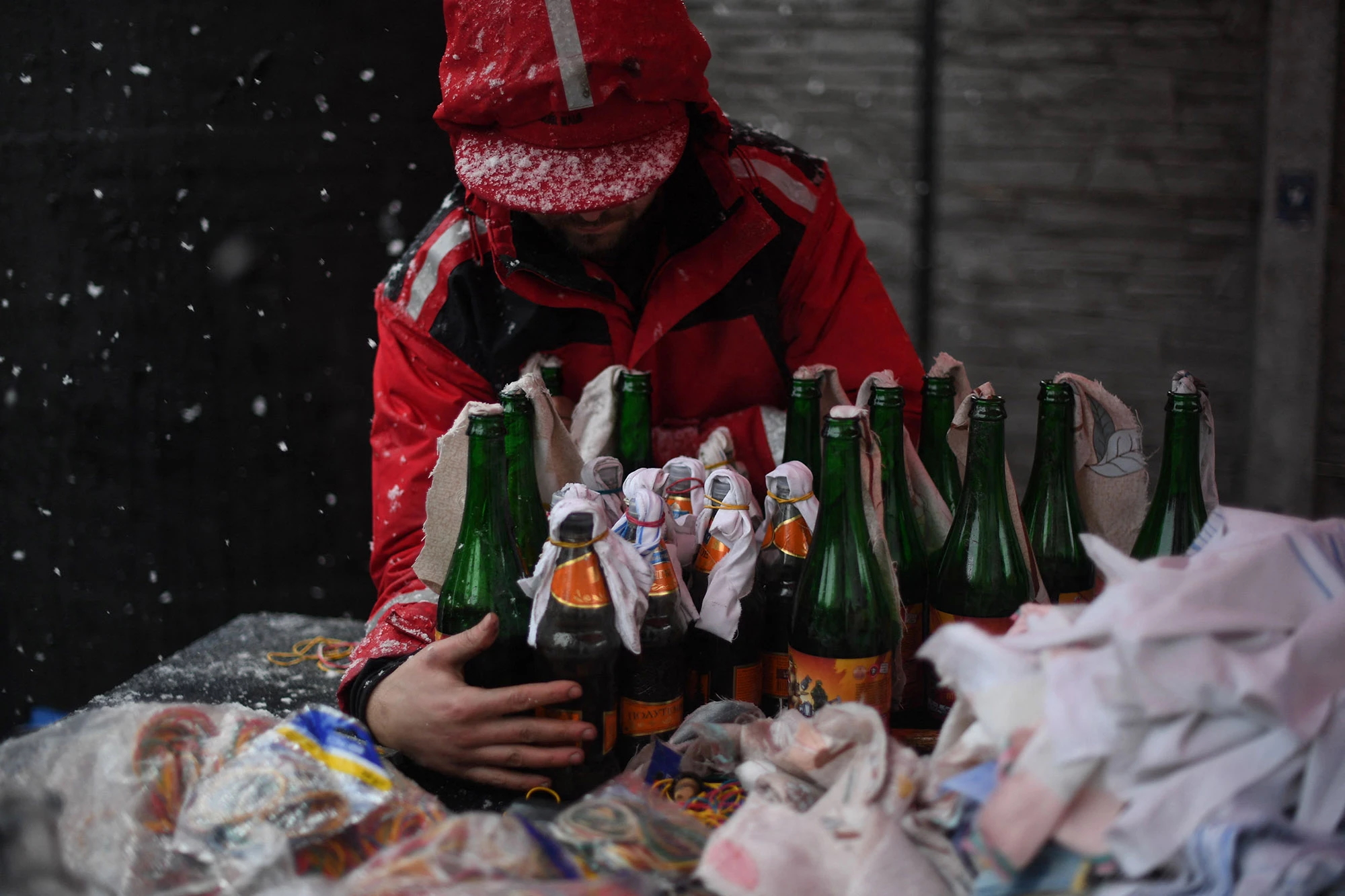 Guerra Na Ucrânia: « Aqui, já não bebemos cerveja, fazemos cocktails Molotov ».