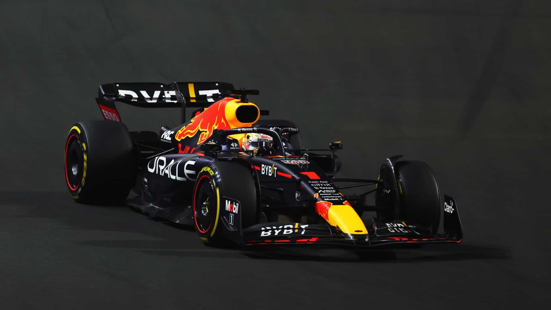 F1: Verstappen vence duelo épico com Leclerc e vence na Arábia