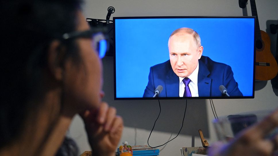 Guerra na Ucrânia: Olhamos a televisão russa, uma « máquina de fazer zombies ».
