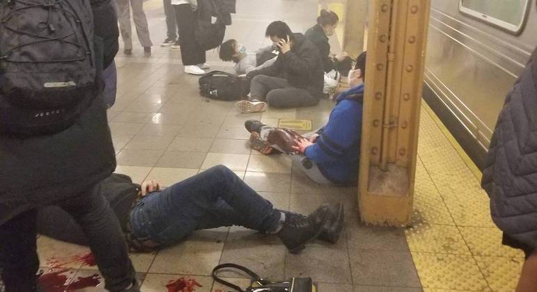 Nova Iorque: Homen abre fogo no metro de Brooklyn, pelo menos dez feridos por tiros
