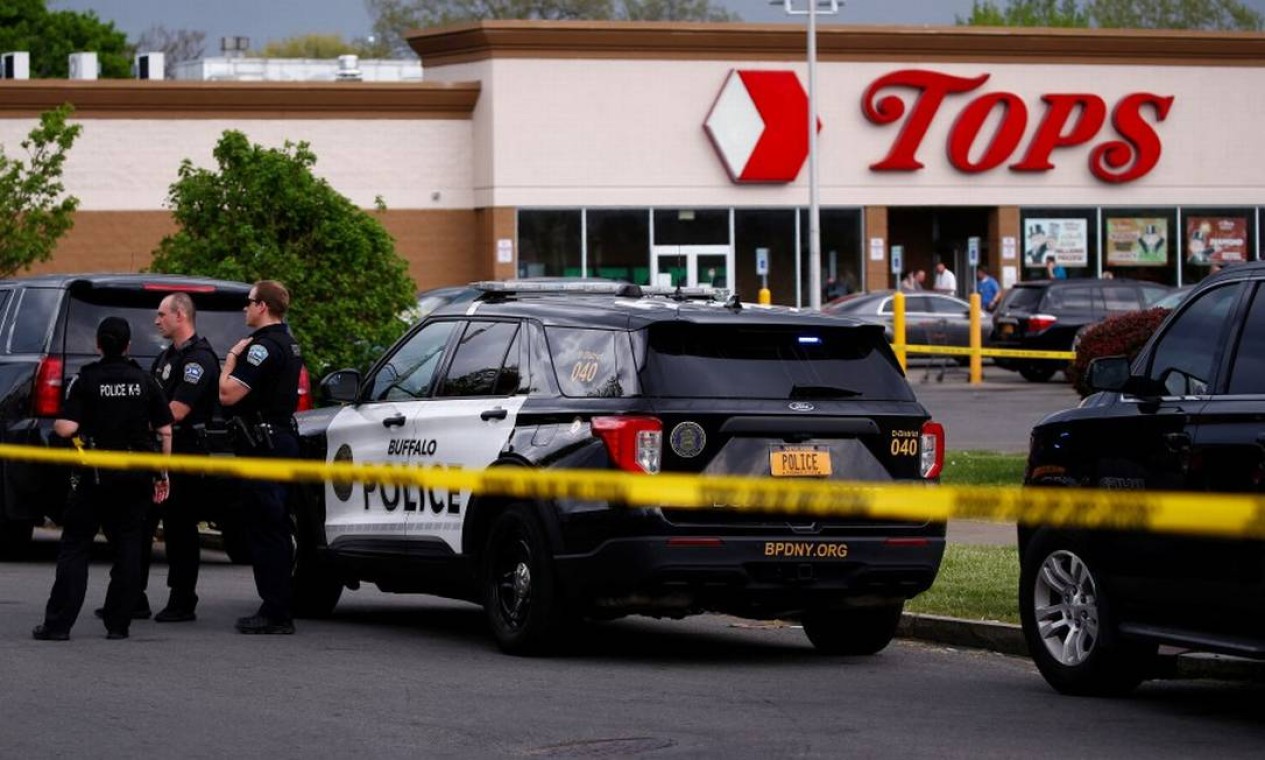 EUA: Ataque terrorista « com motivação racial » em Buffalo, pelo menos 10 pessoas mortas num supermercado