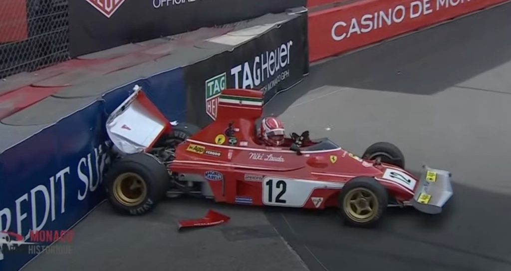 F1: Leclerc perde o controlo e embate na Ferrari dos anos 70 durante manifestação no Mónaco