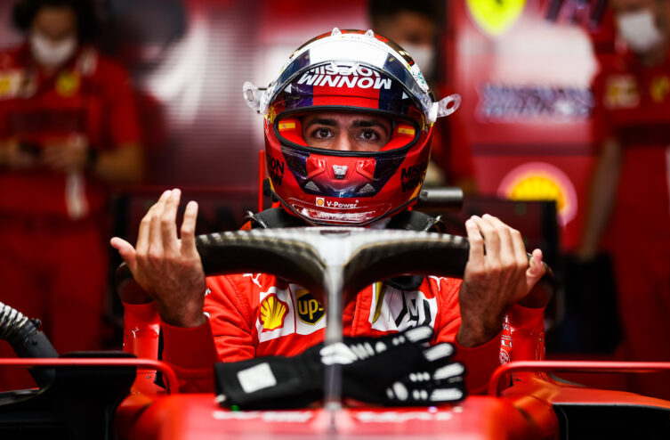 Fórmula 1: Carlos Sainz ganha pela primeira vez no final de um Grande Prémio Britânico