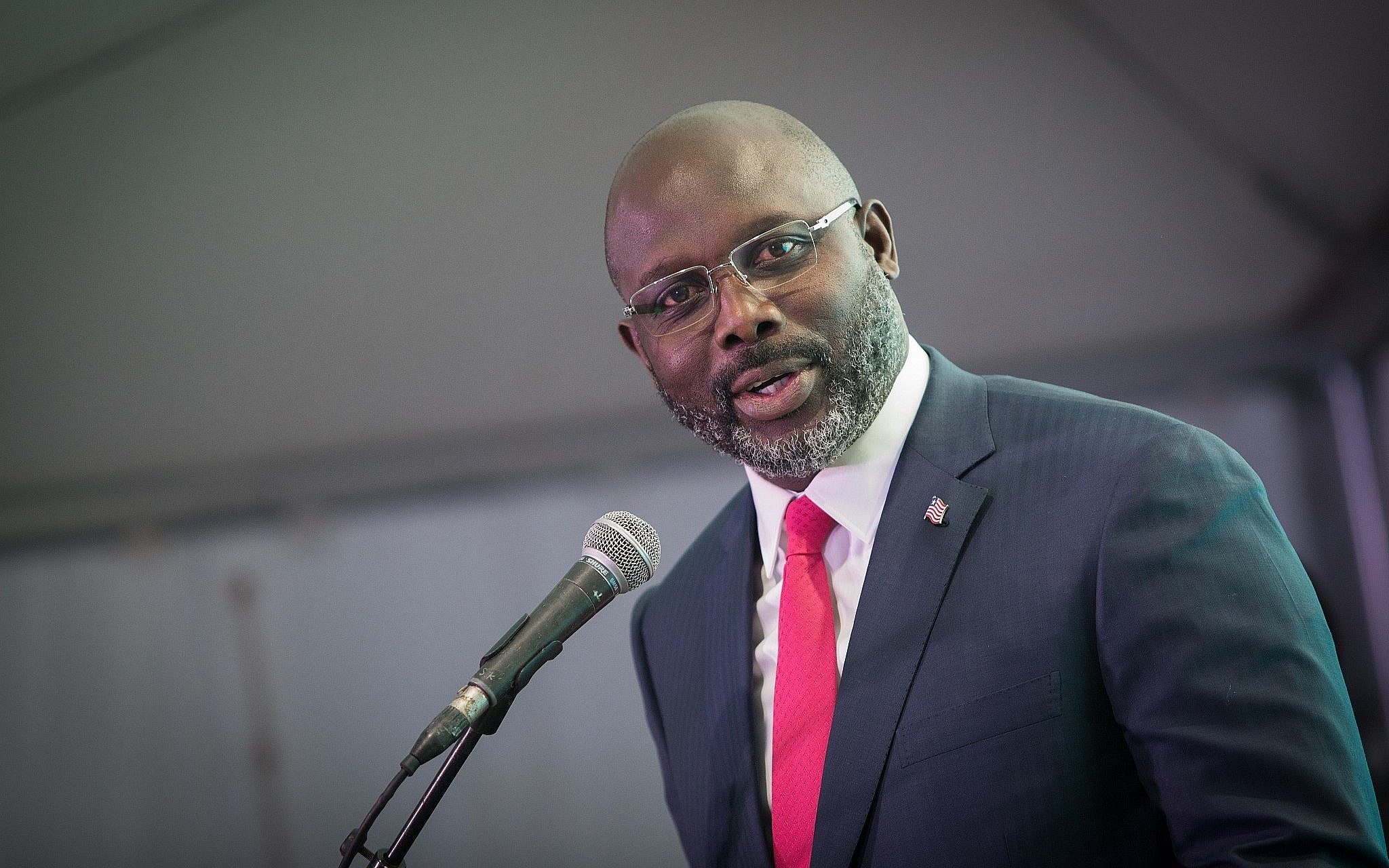 Libéria: o Presidente George Weah suspende três membros superiores do seu partido por acusações de corrupção nos EUA