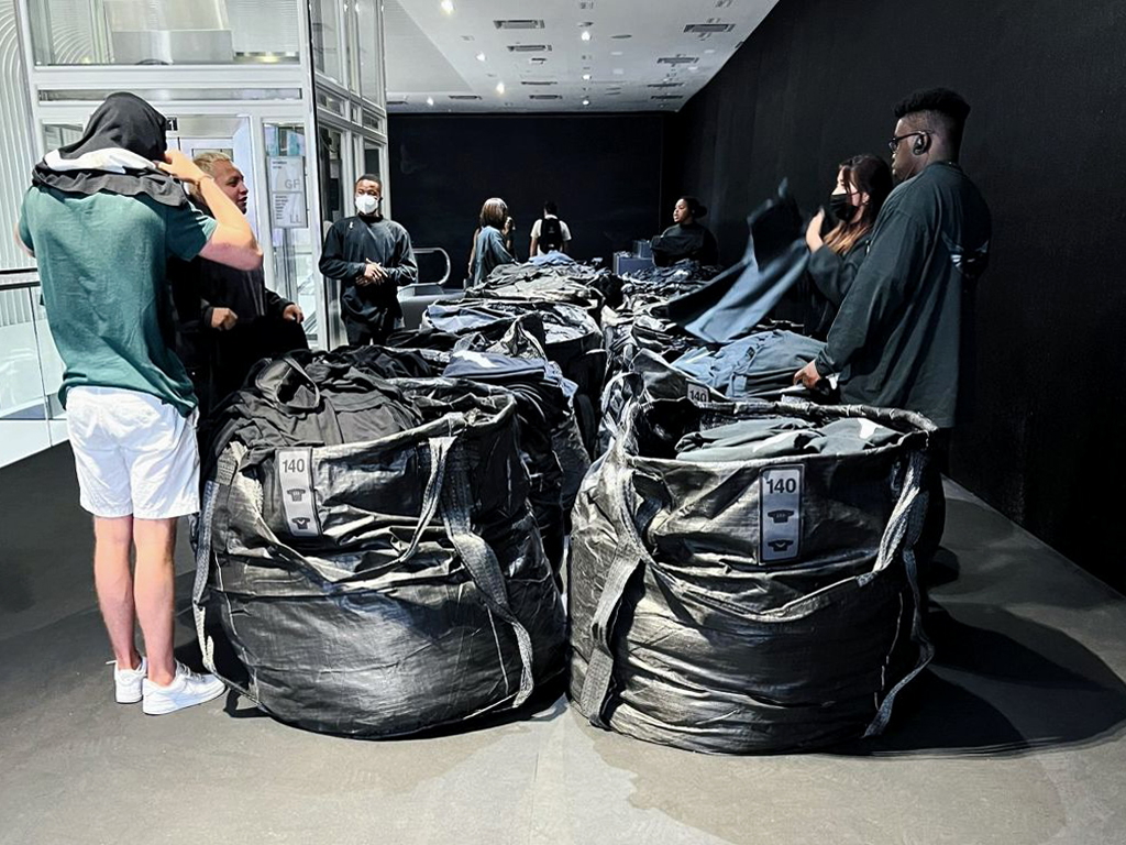 Moda: Kanye West vende a sua nova colecção em sacos do lixo: « Ficou furioso quando viu as suas roupas em cabides »