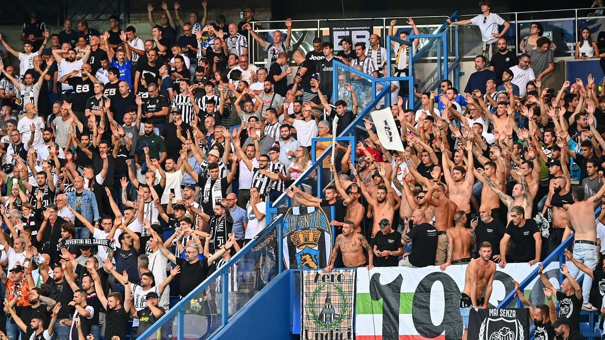 PSG-Juventus: Os fãs de Turim alegadamente gritam gritos de macaco e fazem uma saudação fascista