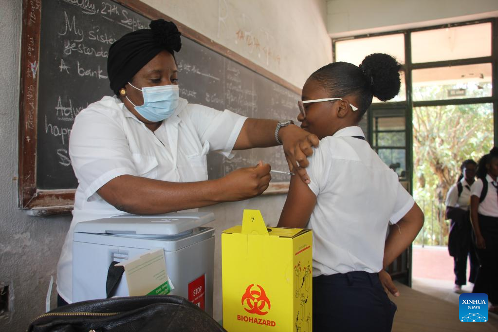 Moçambique começa a vacinar adolescentes contra a COVID-19
