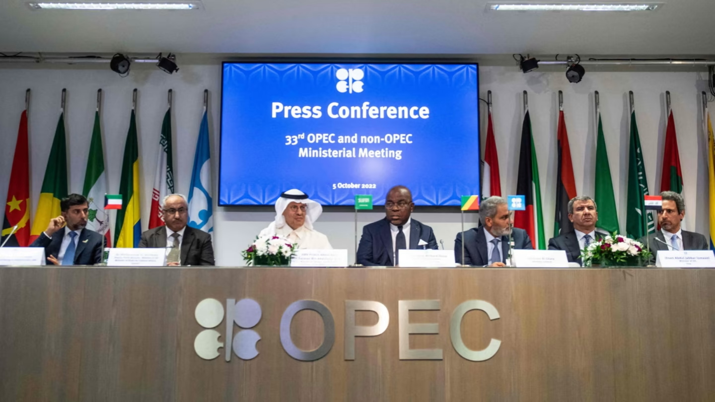 Economia: Ao reduzir a produção de petróleo, os países Opec+ irão  « ajudar Moscovo ».