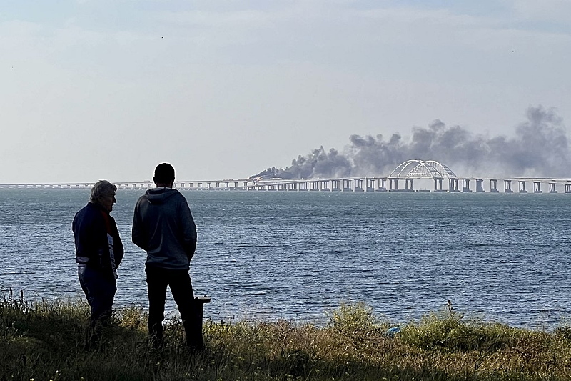 Guerra na Ucrânia: Putin não tem “nenhuma dúvida” de que a Ucrânia é responsável pela explosão da ponte da Crimeia