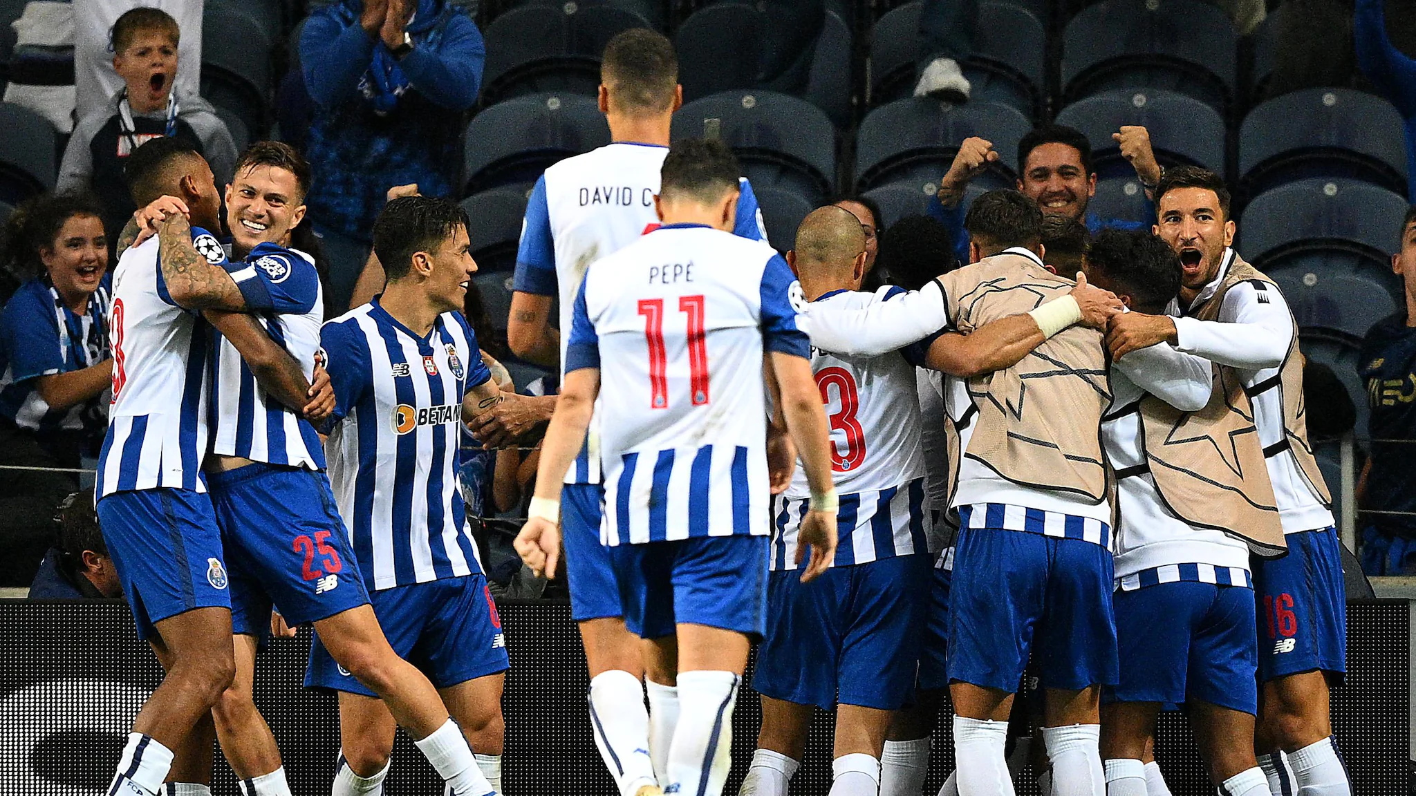 UEFA Champions League/ Resumos de terça-feira: Porto vence grupo, Sporting cai para a Europa League, Tottenham e Frankfurt apurados