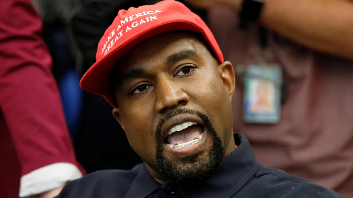 Celebridades: Kanye West mostrou ao pessoal de Yeezy um vídeo explícito de Kim Kardashian e mostrou as suas próprias vídeo sexuais para eles