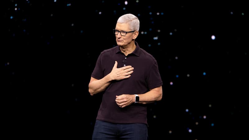 Bussiness/Tech:  Após dois anos de fortes aumentos, tim cook pede à Apple  para cortar o seu salário em 40%.