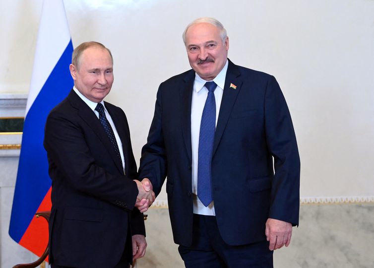 Mundo/Rússia: Rússia vai colocar armas nucleares táticas na Bielorrússia