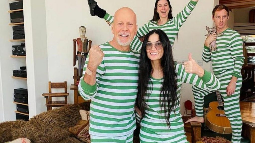 Celebridades: Demi Moore está morando com o ex-marido Bruce Willis e a atual esposa para ajudá-los a lidar com demência