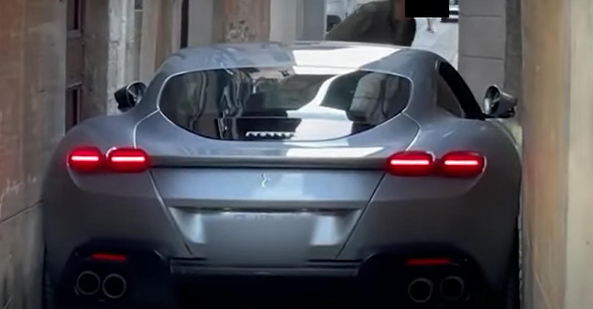  Auto/Moto: Comprou o novo Ferrari Roma e entalou-o numa rua