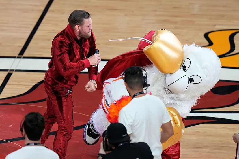 NBA: Conor Mcgregor derruba a mascote do miami e manda-o para as Urgências