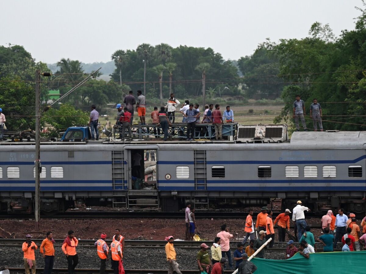 Índia: o que se sabe sobre o acidente de comboio que matou 228 pessoas