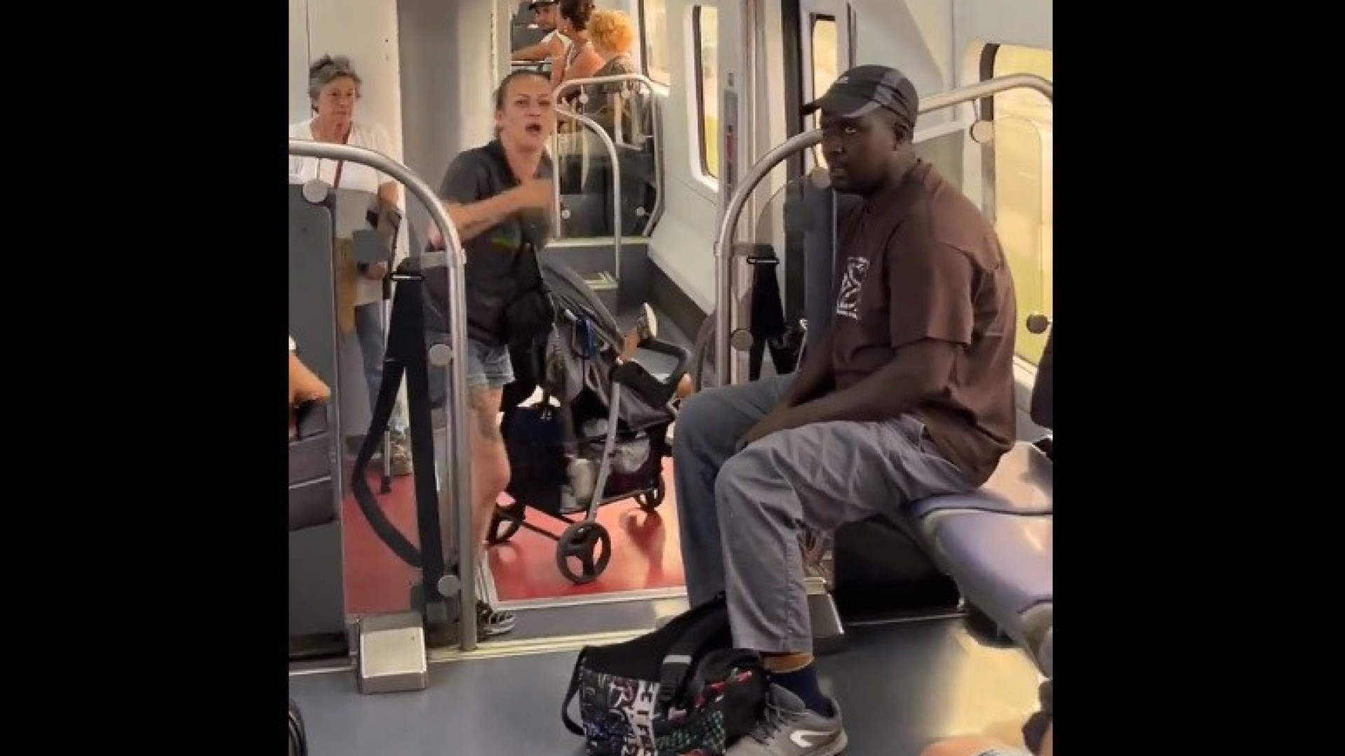 Insulto racista leva passageiros do metro a sair em defesa de homem