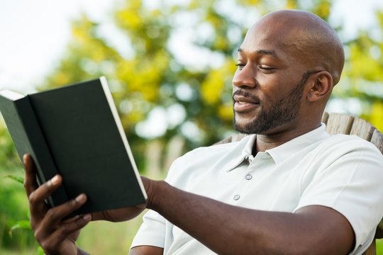 Beleza & Bem Estar: Os homens que lêem são mais atraentes e melhores parceiros, conclui estudo