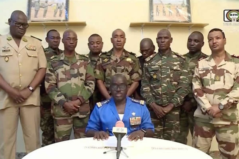 África: Soldados do Níger declaram golpe na TV nacional