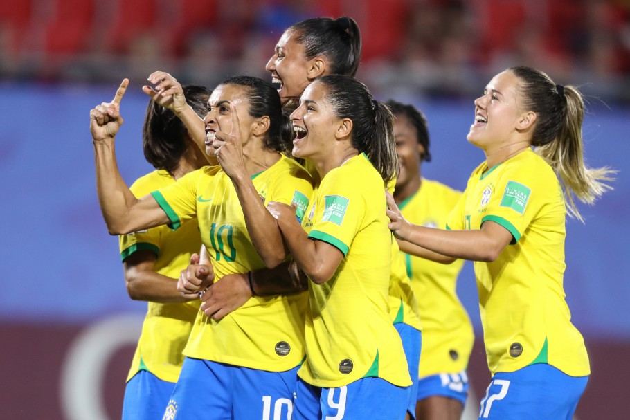 Brasil ‘arrasa’ no arranque do último Mundial da carreira de Marta
