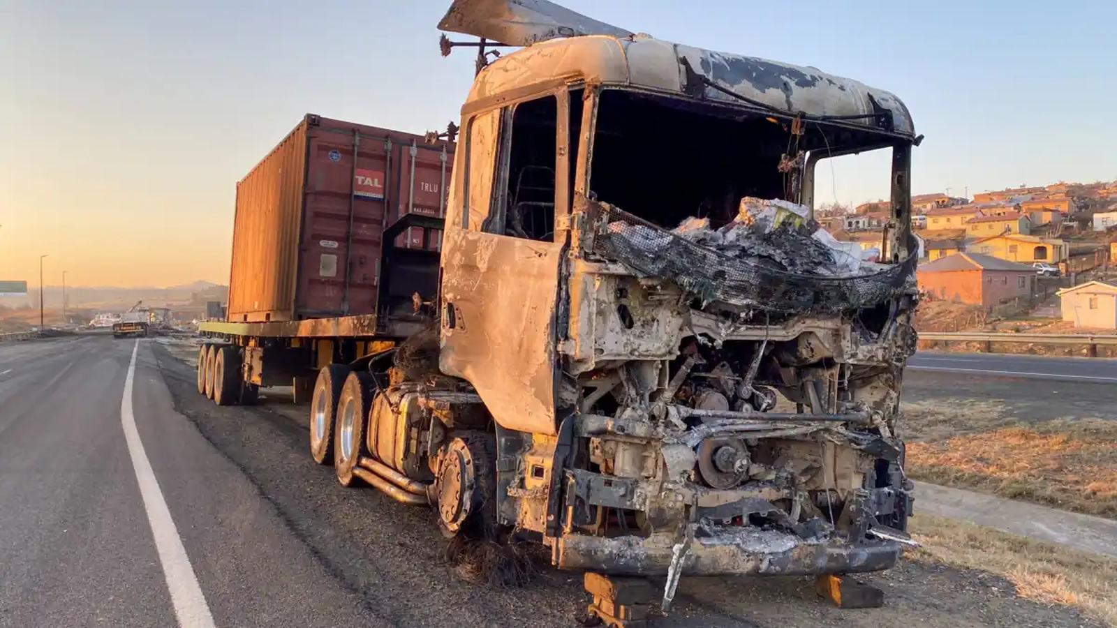 África do Sul: Atacantes incendeiam camiões em rotas comerciais chave da África do Sul