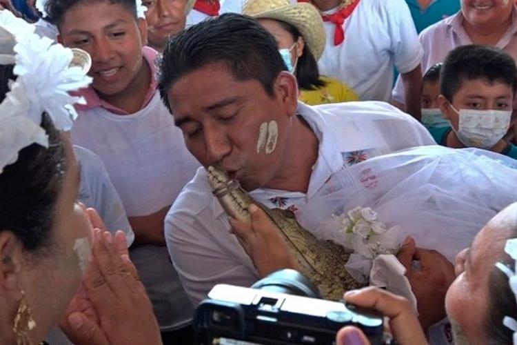 Vídeo: O presidente da câmara casa-se com um jacaré para dar sorte ao seu município