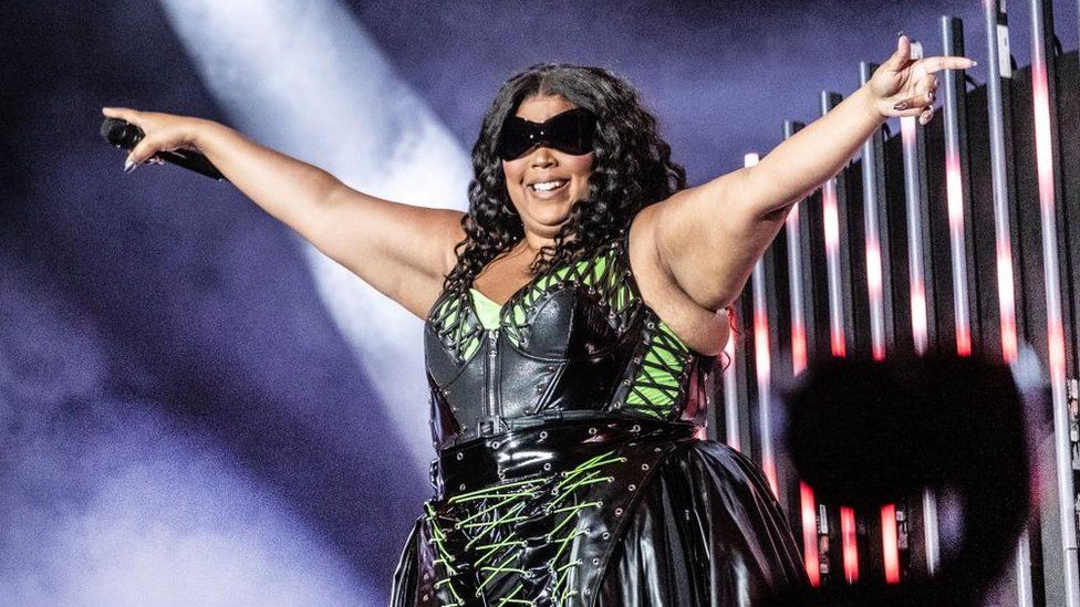 Lizzo reage às acusações de assédio de ex-bailarinas: « Inacreditáveis »