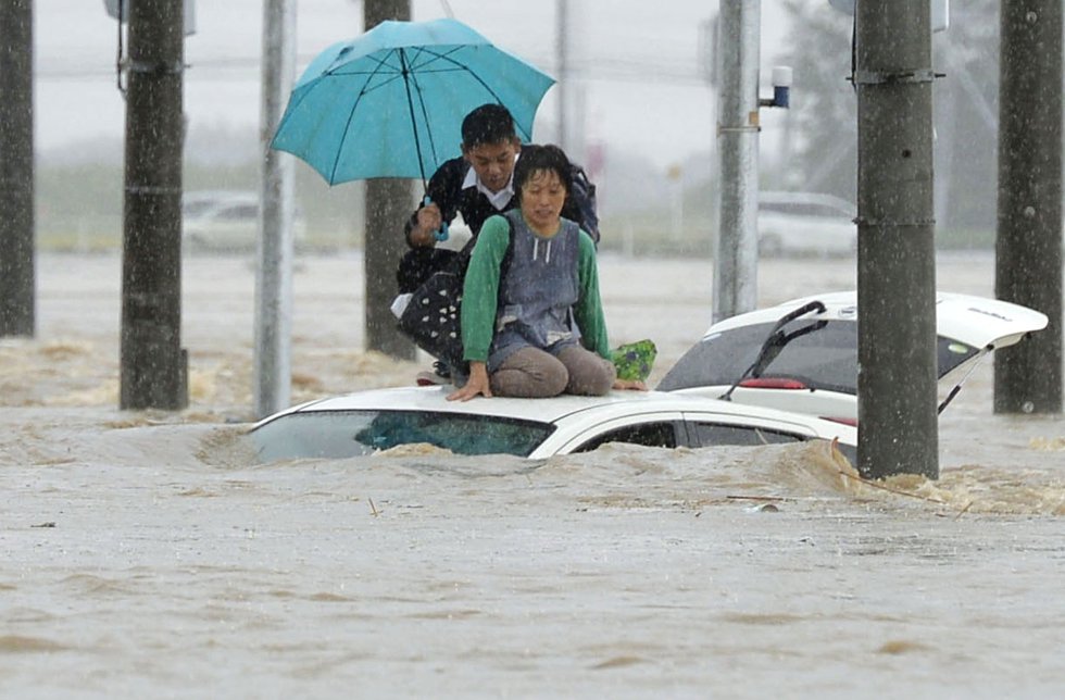 Ásia: Tempestade tropical causa 2 feridos e suspende voos e comboios no Japão