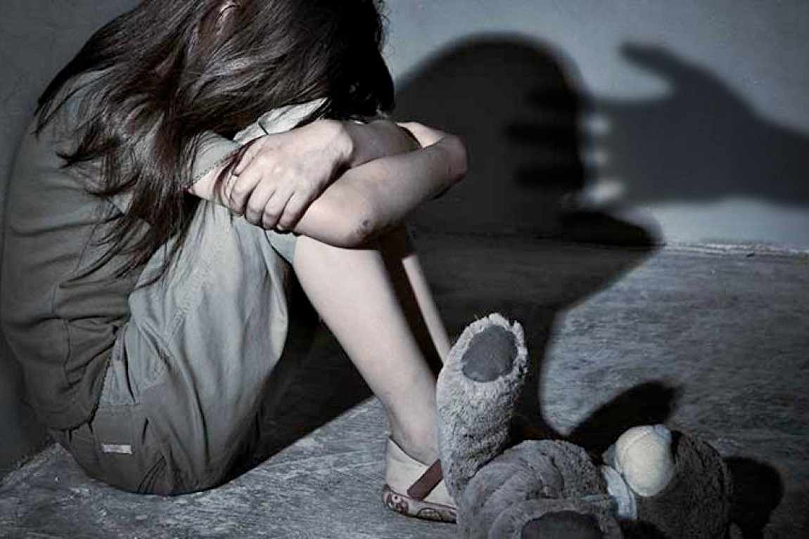 Espanha: Fingia brincar às bonecas para abusar sexualmente de menina