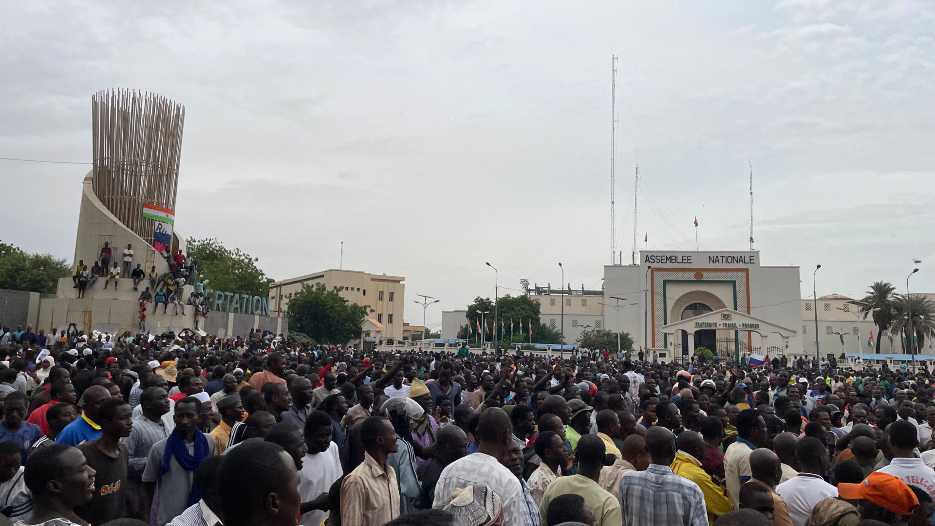 África: Reino Unido reduz temporariamente funcionários da embaixada no Níger