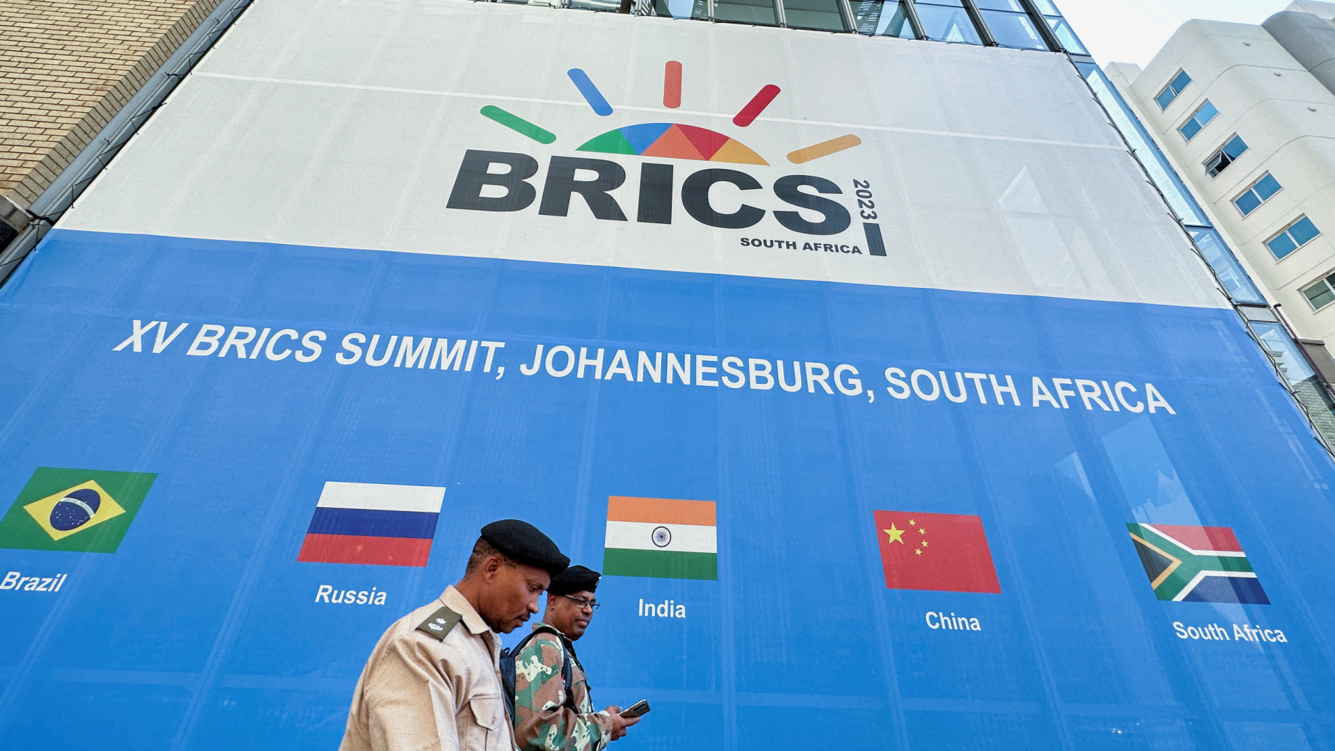 Mundo: A cimeira dos BRICS tem início na terça-feira, com cerca de vinte países a esperarem juntar-se ao grupo