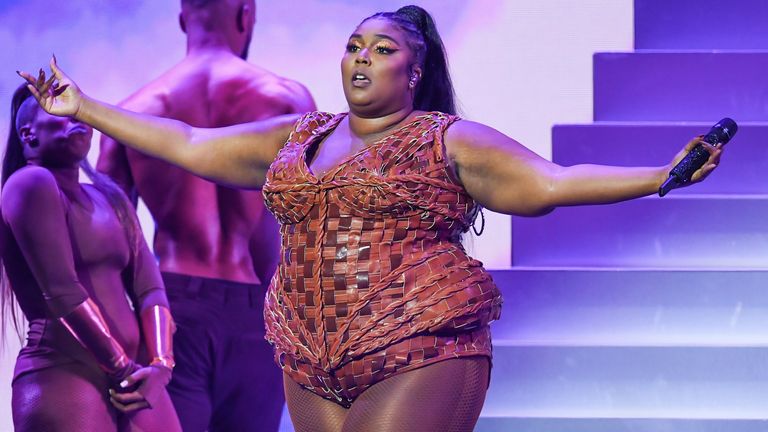 Celebridades: Lizzo acusada de assédio sexual e moral por ex-bailarinas