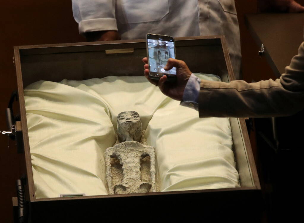 No México, “múmias extraterrestres” com aspeto humano são apresentadas ao Parlamento