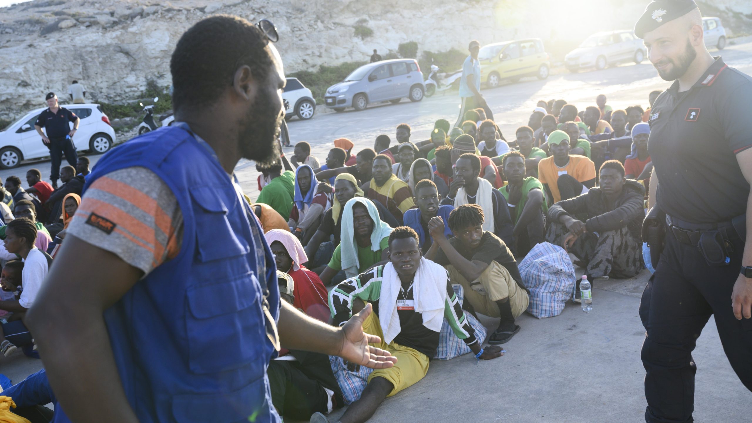 Europa: França e Itália ponderam adotar uma posição mais dura em relação à crise migratória